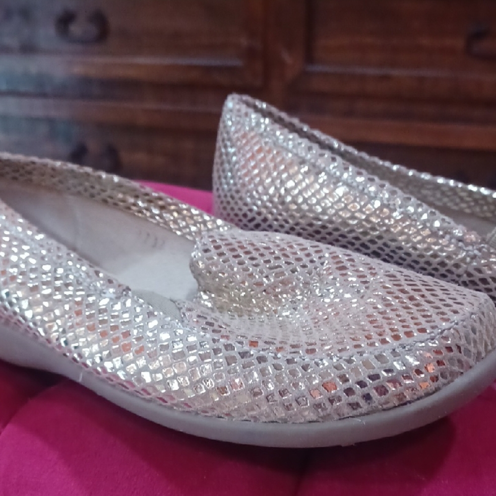 Chic Metallic Loafers for Women